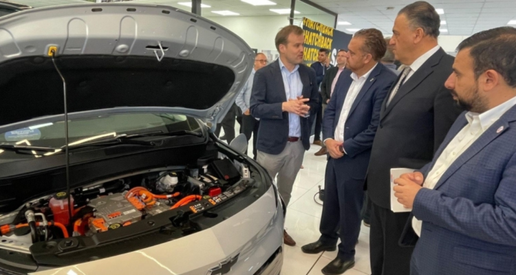 Presentan los primeros tres taxis eléctricos en Concepción: comenzarán a funcionar en marzo