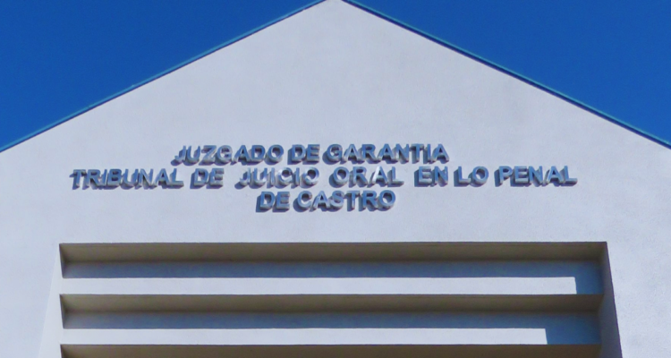24 años de cárcel para padre que violó y abusó sexualmente a sus hijas en Castro: una quedó embarazada