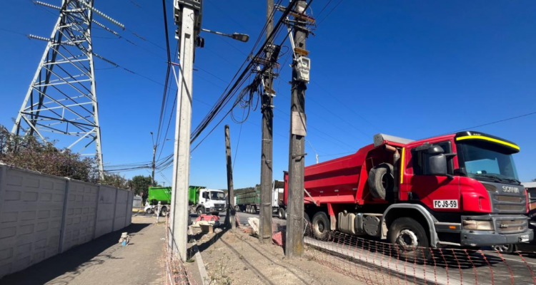 16 postes impiden terminar pavimentación de Jaime Repullo en Talcahuano: retiro cuesta $470 millones