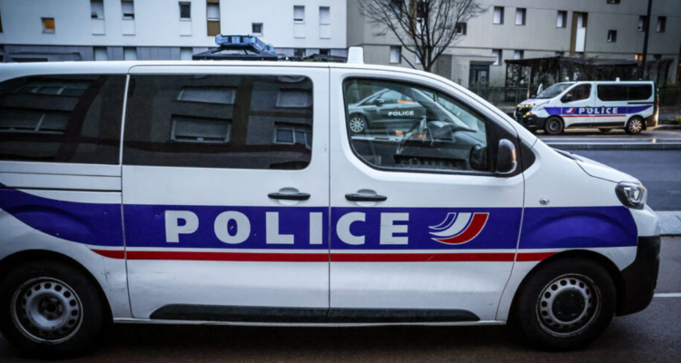 Adolescente de 17 años intentó atacar a un policía con sables en Francia: recibió dos disparos