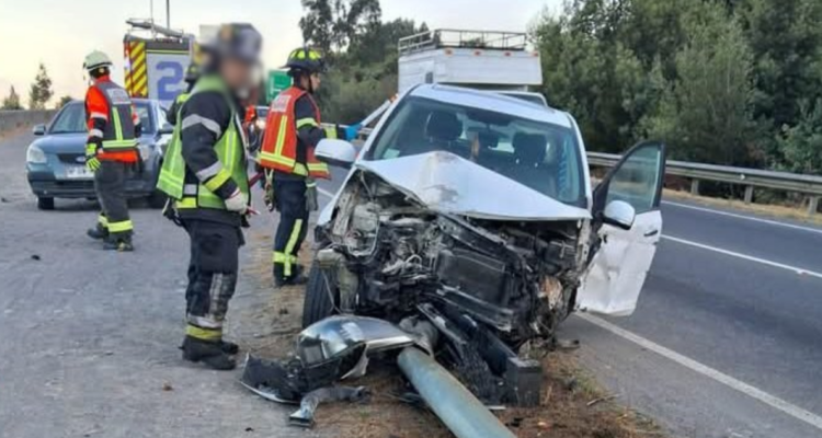 Accidente de tránsito: hombre pierde control de vehículo tras maniobra de adelantamiento