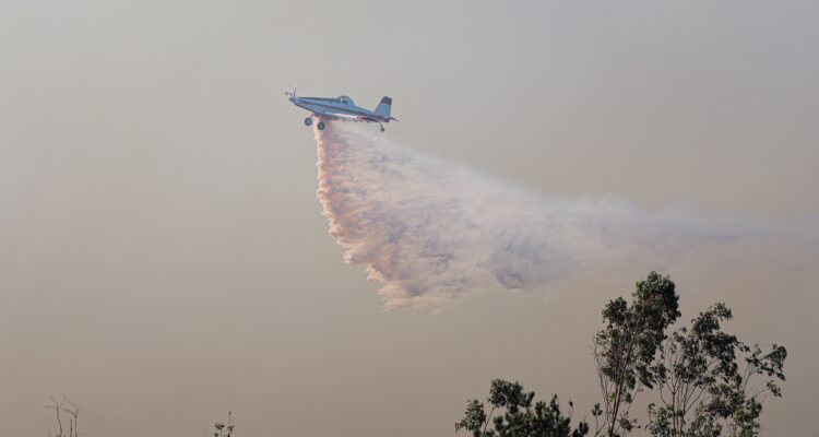 Avión arrojando líquido