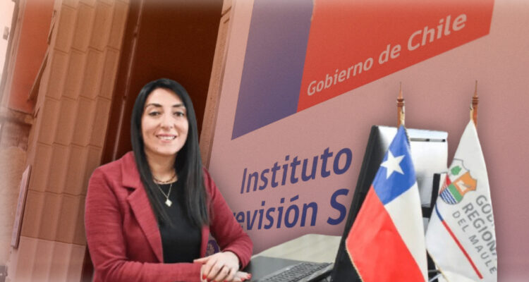 Cristina Bravo con logo de IPS detrás