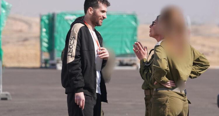 Israel libera a primeros presos palestinos y Hamás devolvió a otros tres secuestrados