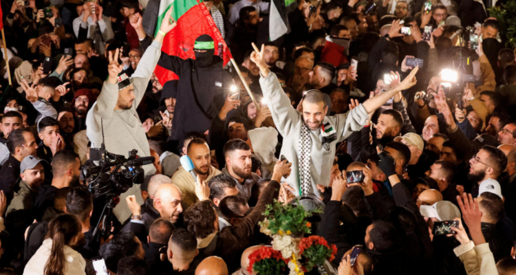 Israel libera a 183 palestinos tras la entrega de tres rehenes por parte de Hamás