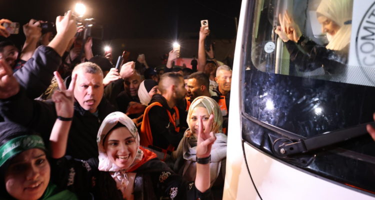Mujeres rodeando a bus