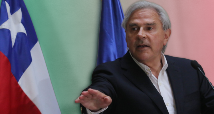 Iván Moreira con Bandera de Chile a un costado