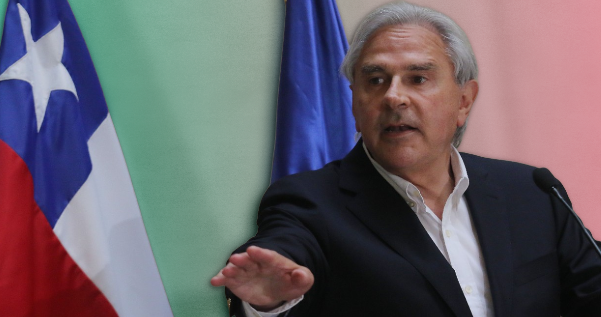 Iván Moreira con Bandera de Chile a un costado