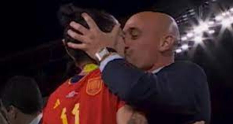 Jenni Hermoso recibe el beso de Rubiales