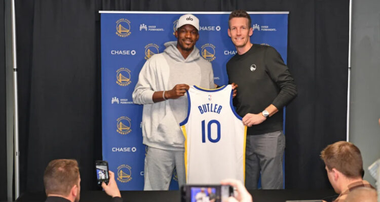 Jimmy Butler presentado en los Golden State Warriors