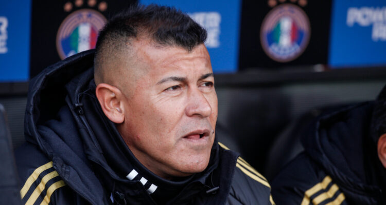 Jorge Almirón dirigiendo a Colo Colo