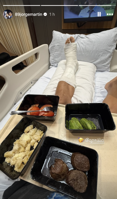 Jorge Martín comiendo en el hospital tras el accidente. 