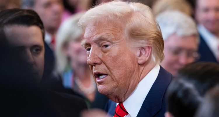 Jueza de EE.UU. frena decreto de Trump que negaba ciudadanía por nacimiento a hijos de inmigrantes