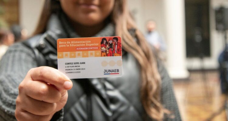 Junaeb anuncia alza de $3 mil pesos en beca de alimentación durante 2025
