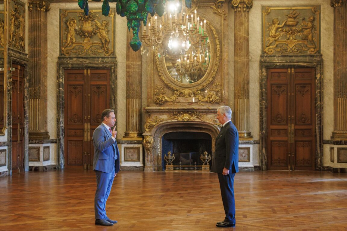 El nuevo primer ministro Bart De Wever y el rey Felipe de Bélgica 