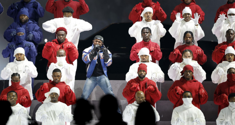 Kendrick Lamar en el show del medio tiempo del Super Bowl