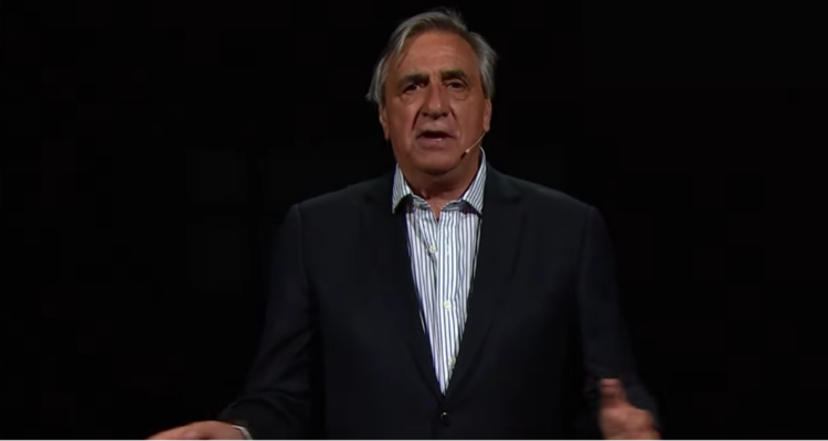 Kike Morandé en Detrás del Muro en referencia a fin de MCC