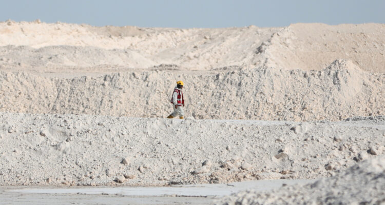 En Bolivia paralizan contratos para producir litio ante inexperiencia y altos costos para el Estado