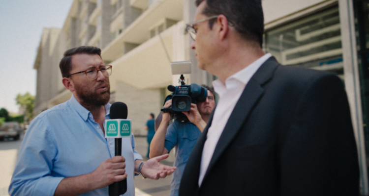 Luis Ugalde en fotografía promocional de Meganoticias, siempre juntos