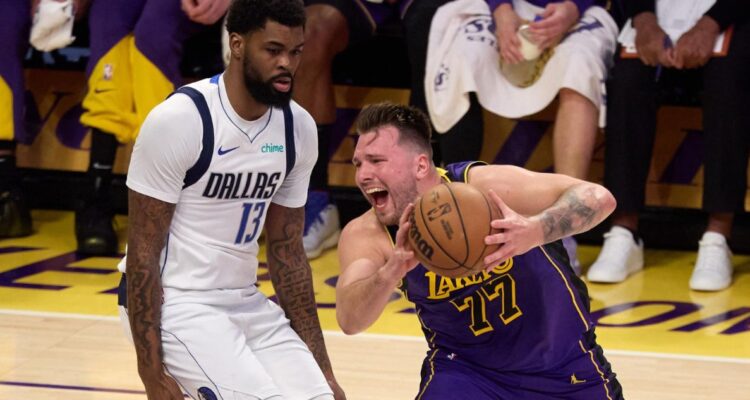 Luka Doncic brilló con los Lakers en duelo contra su exequipo, Dallas Mavericks