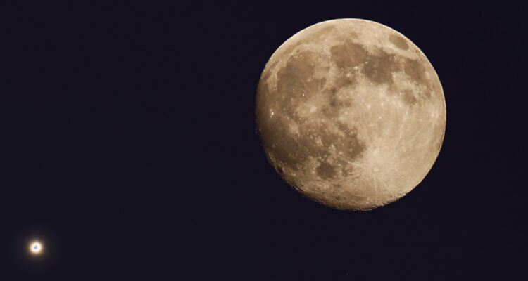 Foto referencial de la Luna y Venus para ilustrar nota sobre la Luna llena de febrero