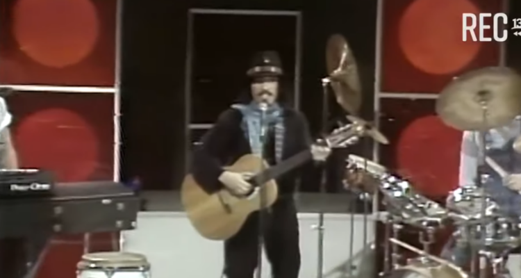 Captura del Negro Piñera interpretando “Luna Llena” en Noche de Gigantes de Canal 13