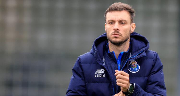 Martín Anselmi dirigiendo al Porto
