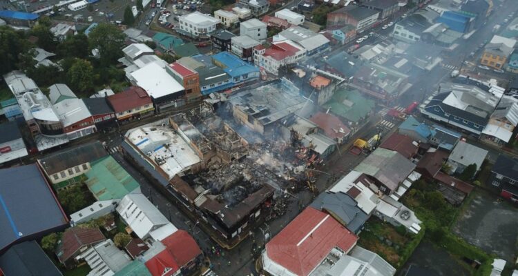Declaran emergencia comunal por megaincendio en Ancud: 300 damnificados y al menos 60 locales quemados