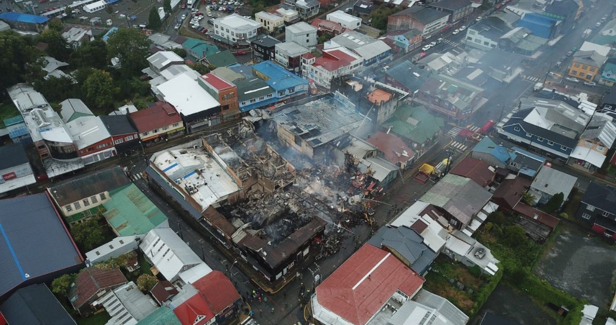 Declaran emergencia comunal por megaincendio en Ancud: 300 damnificados y al menos 60 locales quemados