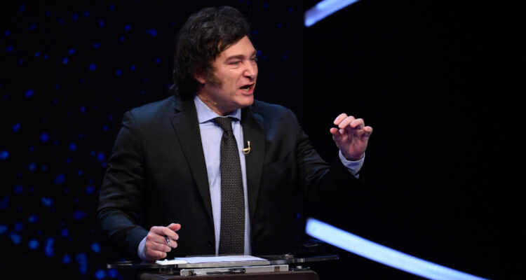 Javier Milei dando discurso