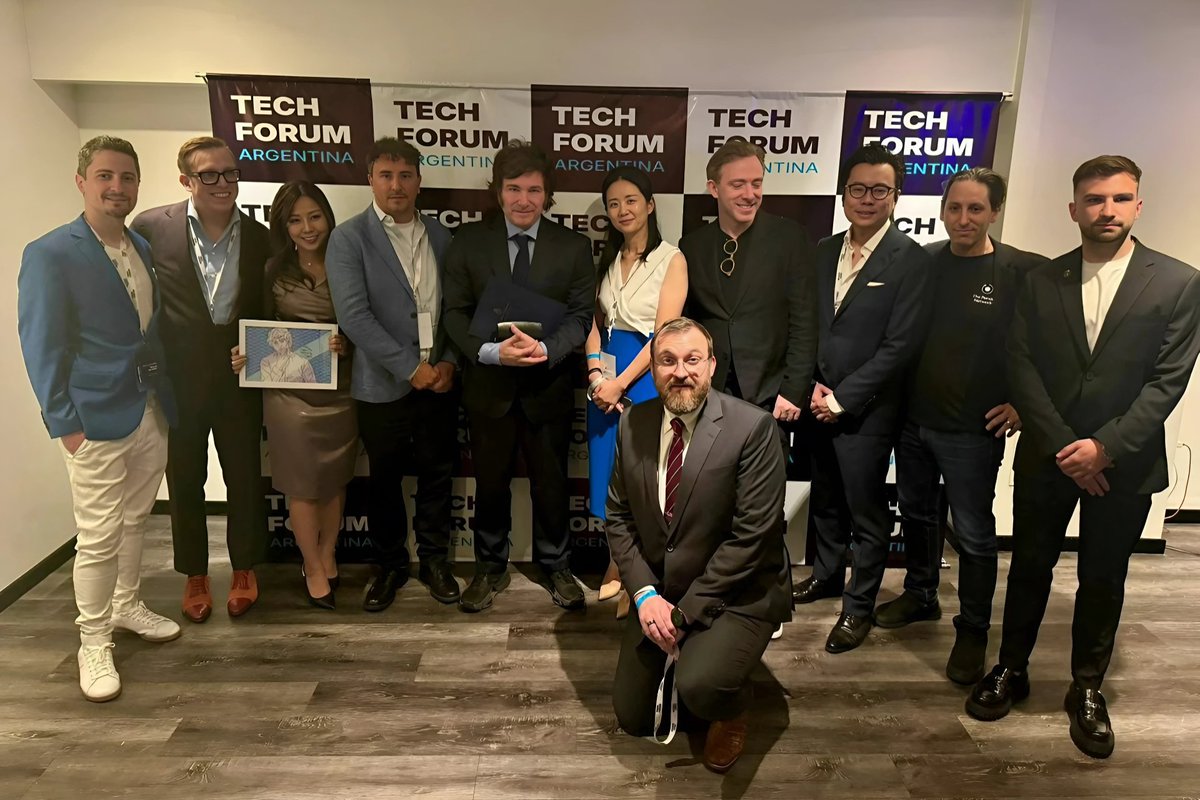 Milei con grupo de personas en foro tecnológico