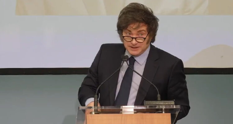 “Imbécil mal nacido” y “cabeza de pulpo”: el “enojo” de Milei por teléfono sonando en su exposición