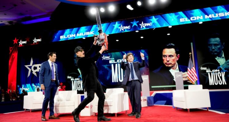 Milei regala motosierra a Elon Musk en foro conservador de EEUU