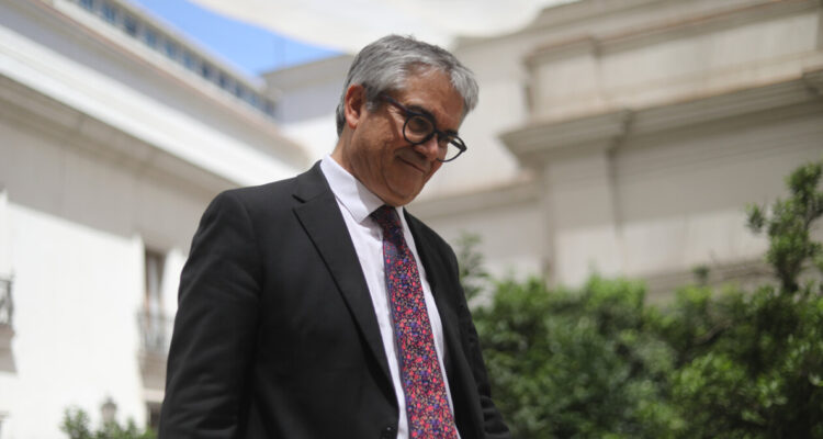 Oficialismo acusa que ministro Marcel ha sido atacado de forma “malévola” tras caída en la Cadem