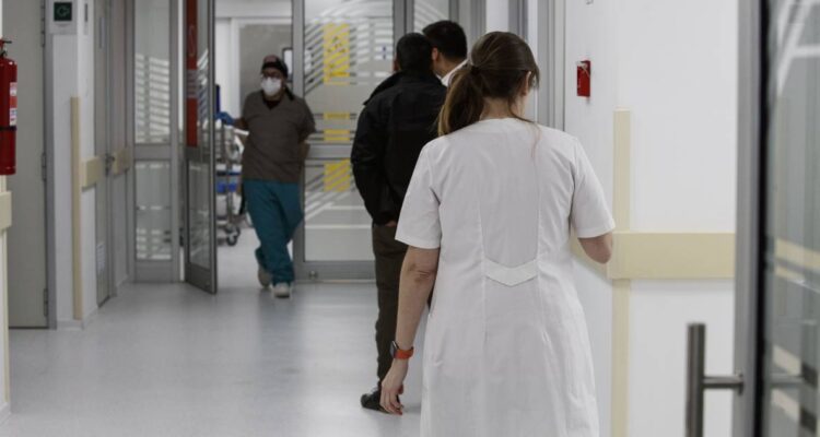 Minsal descarta suspensión de cirugías tras fallas en pabellones de hospitales en Santiago