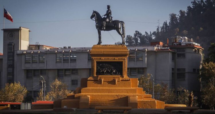 Gobierno aclara que plaza Baquedano no está entre las opciones para reubicar monumento