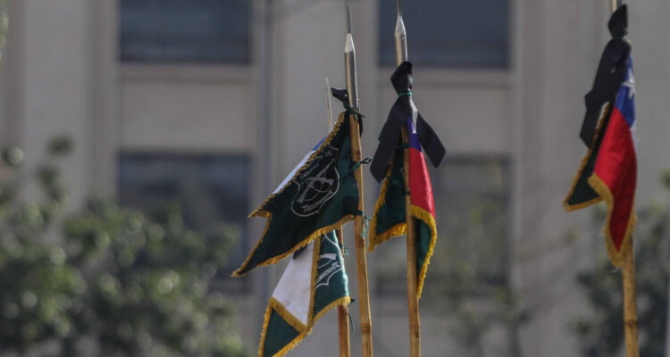 Piden avanzar en salud mental de funcionarios públicos tras muerte de carabinero en La Moneda