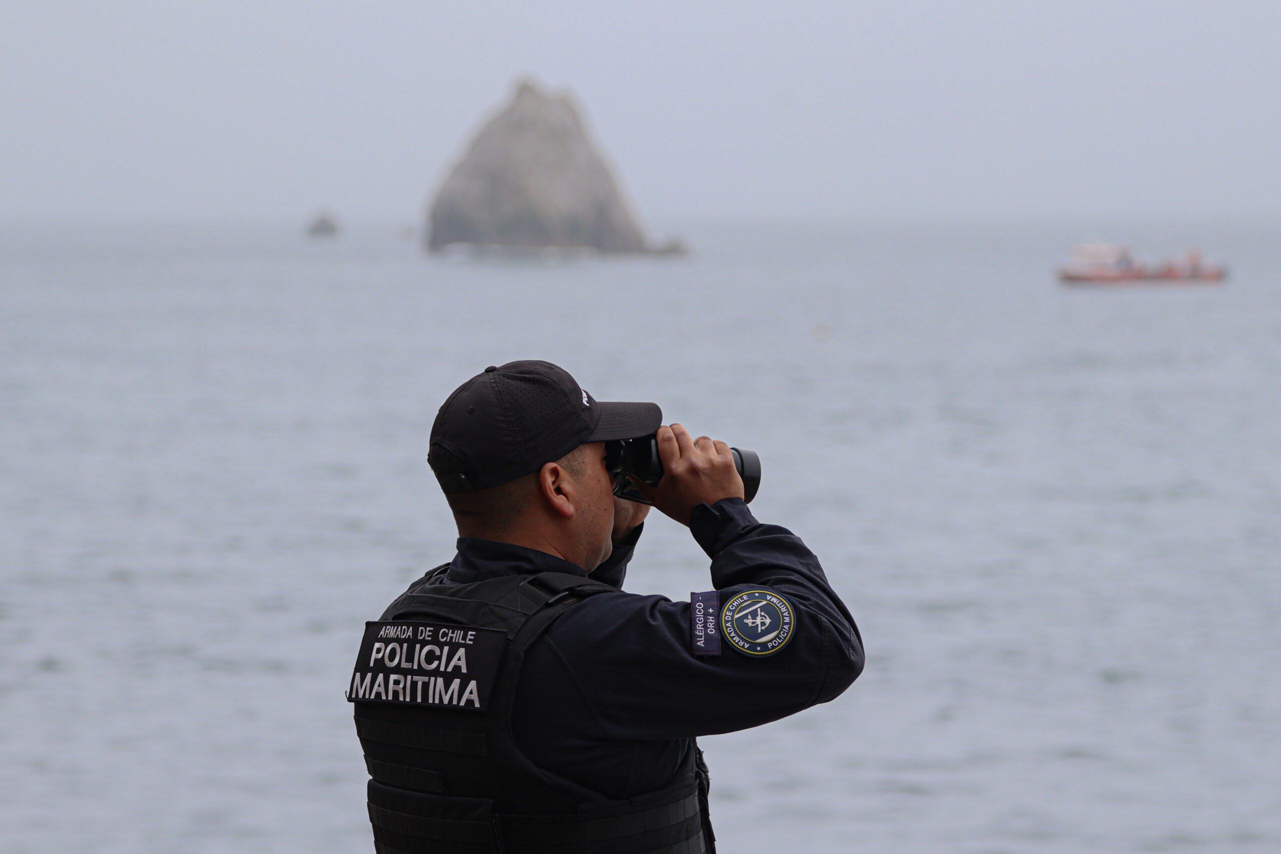 Policía marítima vigilando costa