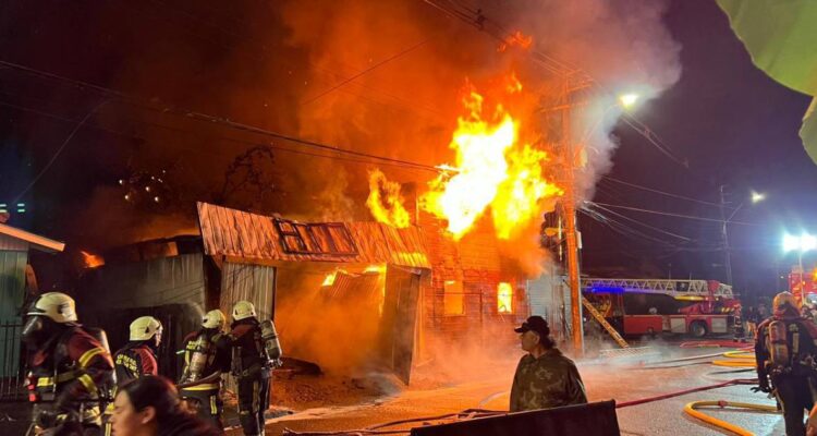 Dos fallecidos y tres heridos deja incendio en Puerto Montt: bomberos fueron agredidos en emergencia