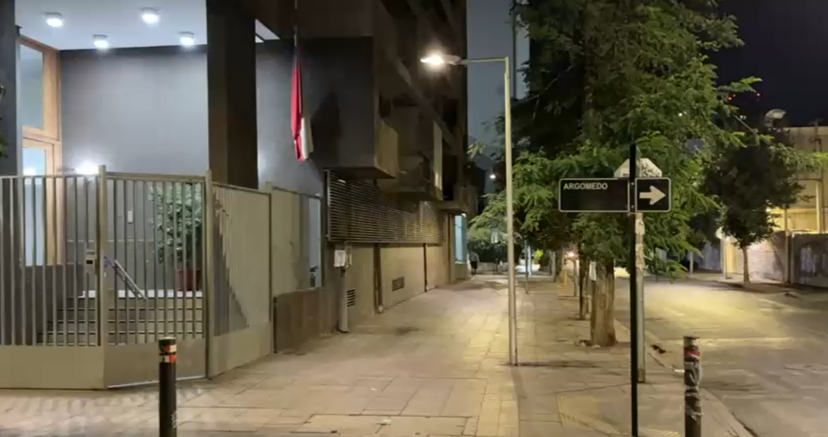 Investigan muerte de mujer que cayó de un edificio en Santiago: había arrendado departamento por noche