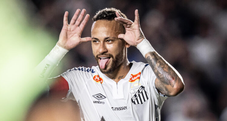 Neymar festeja su primer gol desde su regreso al Santos