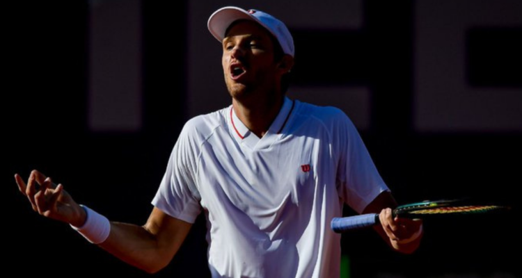 Nicolás Jarry no levanta cabeza, cae ante argentino Carabelli y se despide en su debut del Chile Open