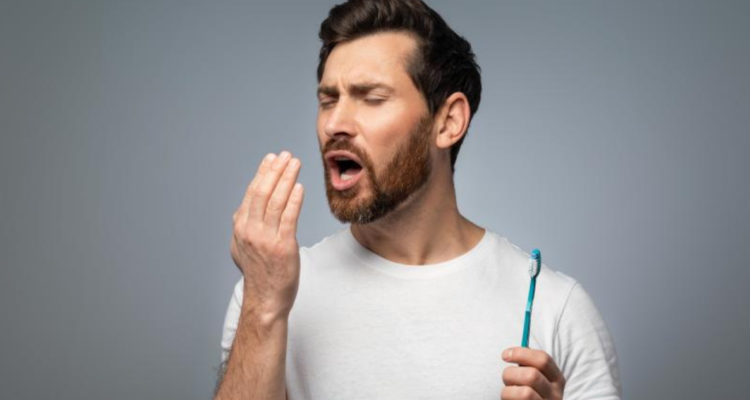 No basta con el cepillado después de cada comida: Experta da consejos para eliminar el mal aliento