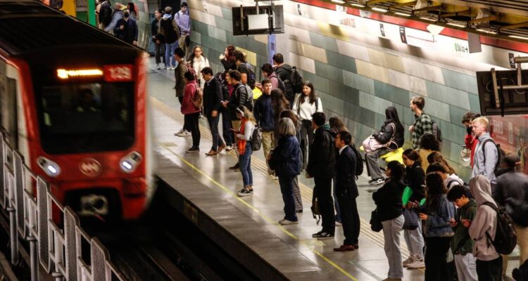¿Cómo recuperar objetos que se caen a las vías del Metro de Santiago? Conoce el protocolo a seguir