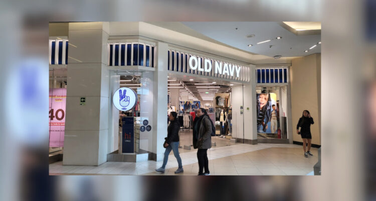 La ropa estadounidense Old Navy cierra su única tienda en Chile y empieza a rematar el vestuario