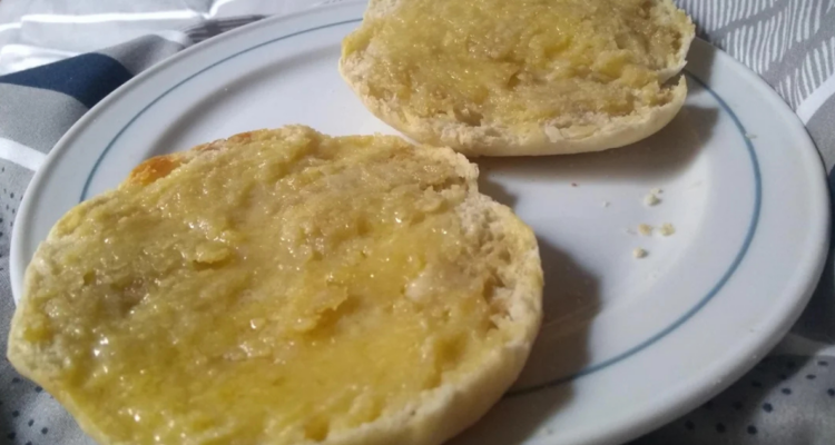 ¿Es verdad que el pan siempre cae al suelo por el lado de la mantequilla?: esto dice la física