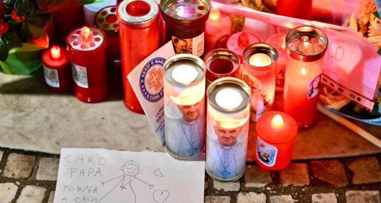 Flores y velas frente al Hospital Gemelli en Roma