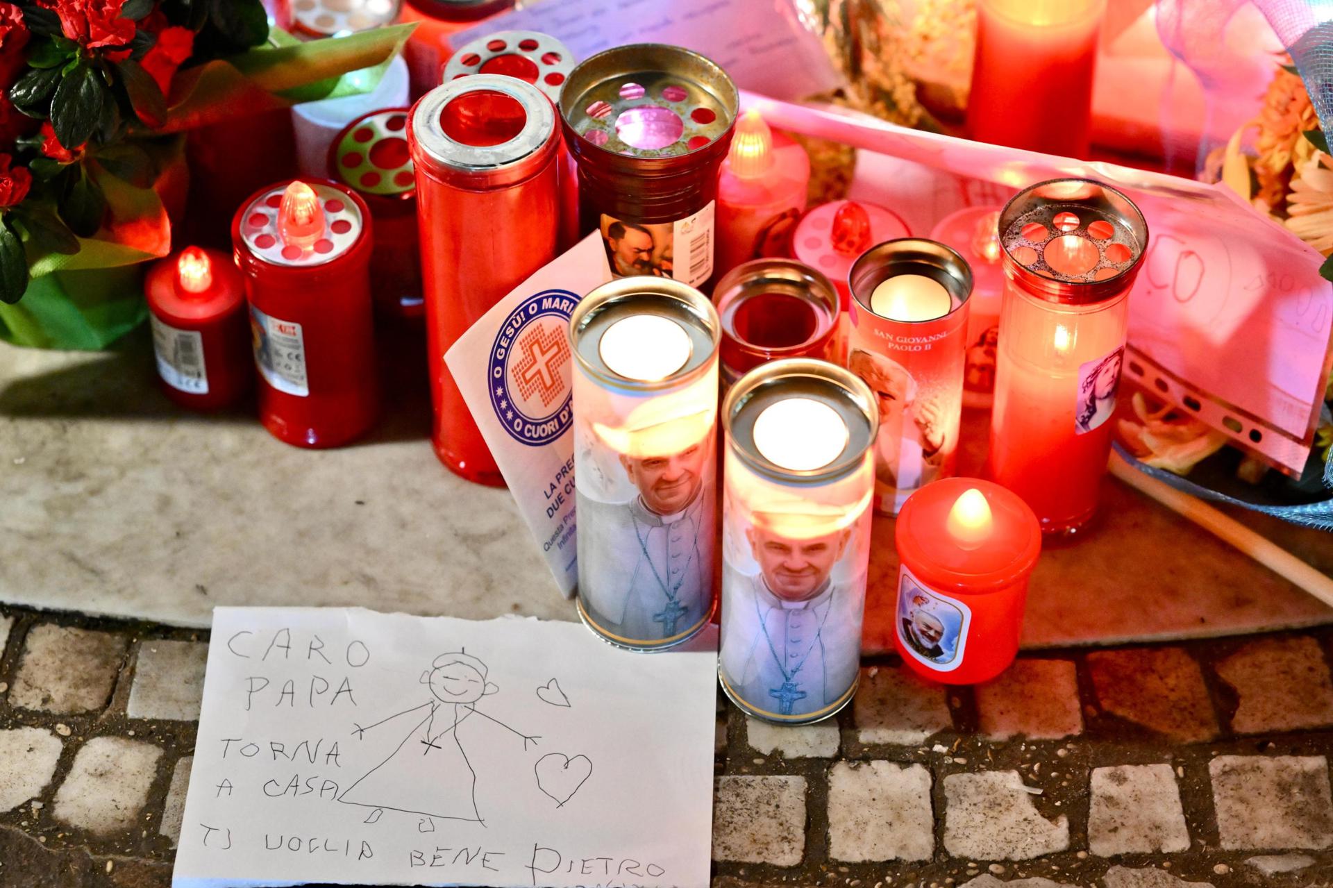 Flores y velas frente al Hospital Gemelli en Roma