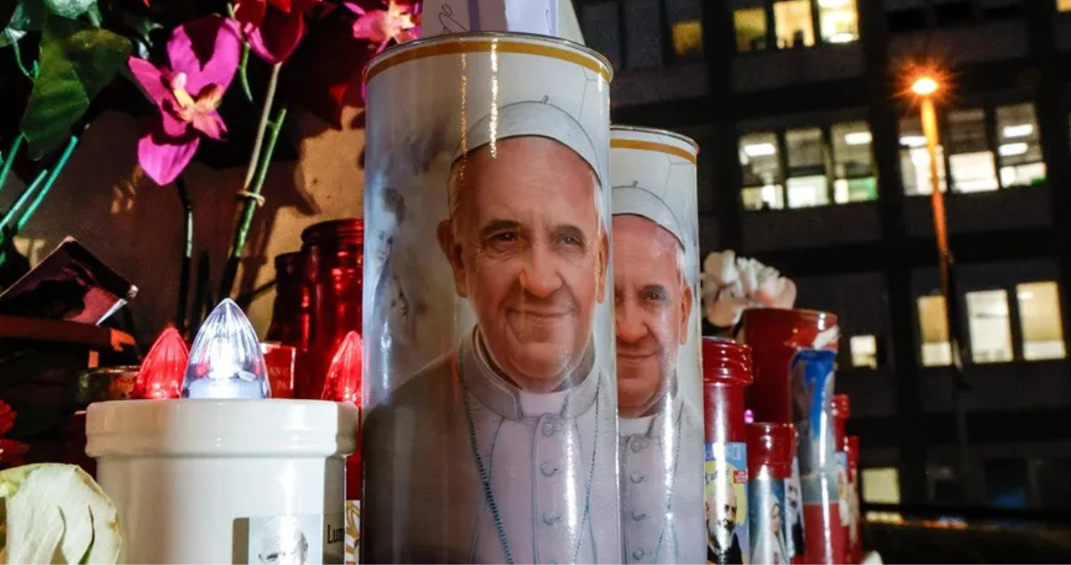 Velas y flores frente al hospital Gemelli de Roma donde está ingresado el Papa Francisco