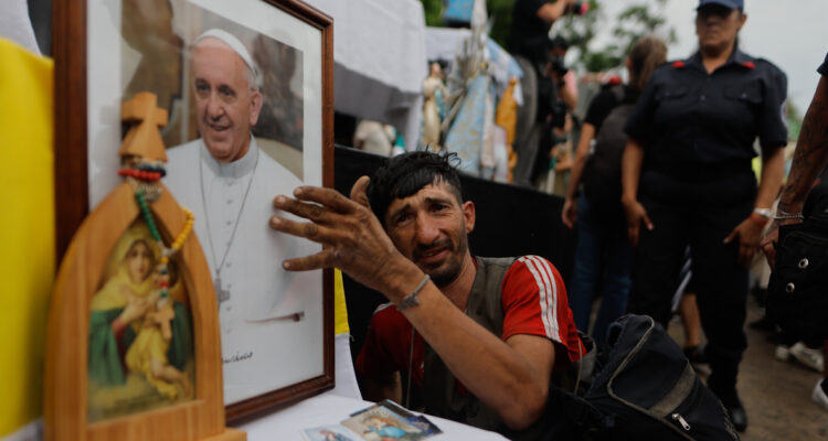 Papa Francisco sigue en recuperación con cuadro clínico 